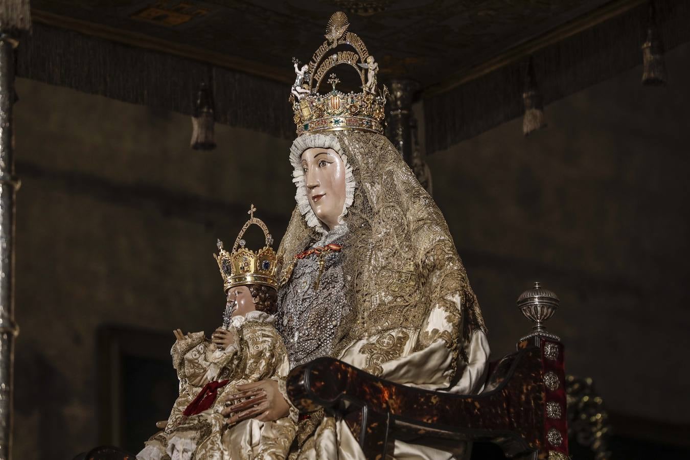 La Virgen De Los Reyes Ya Luce Con Su Manto Blanco